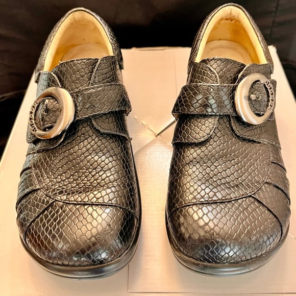 Alegria Black Textured Leather Loafers Silver Buckle Velcro Close 6.5 US 37 EUR - Picture 4 of 17